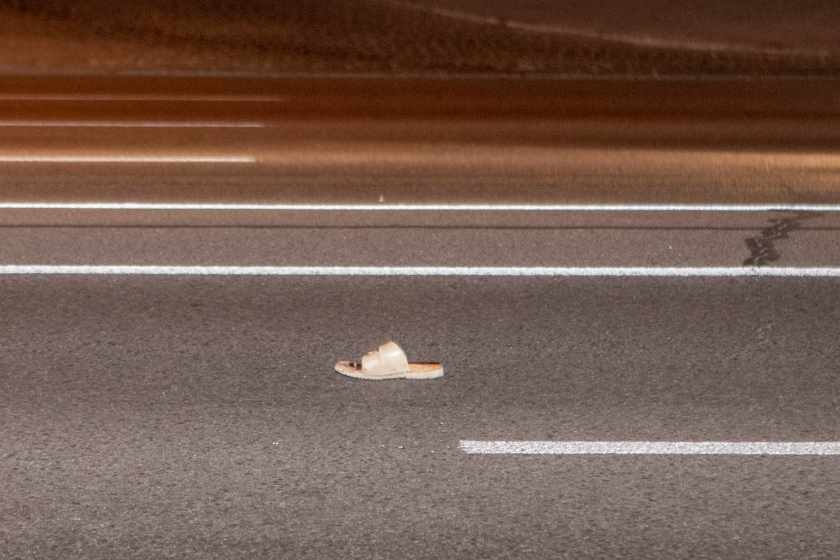 От удара об автомобиль, с женщины слетела обувь От удара об автомобиль, с женщины слетела обувь