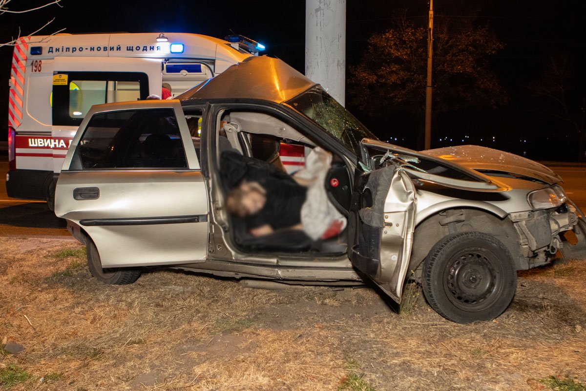 Opel Vectra на еврономерах влетел в металлический столб Opel Vectra на еврономерах влетел в металлический столб