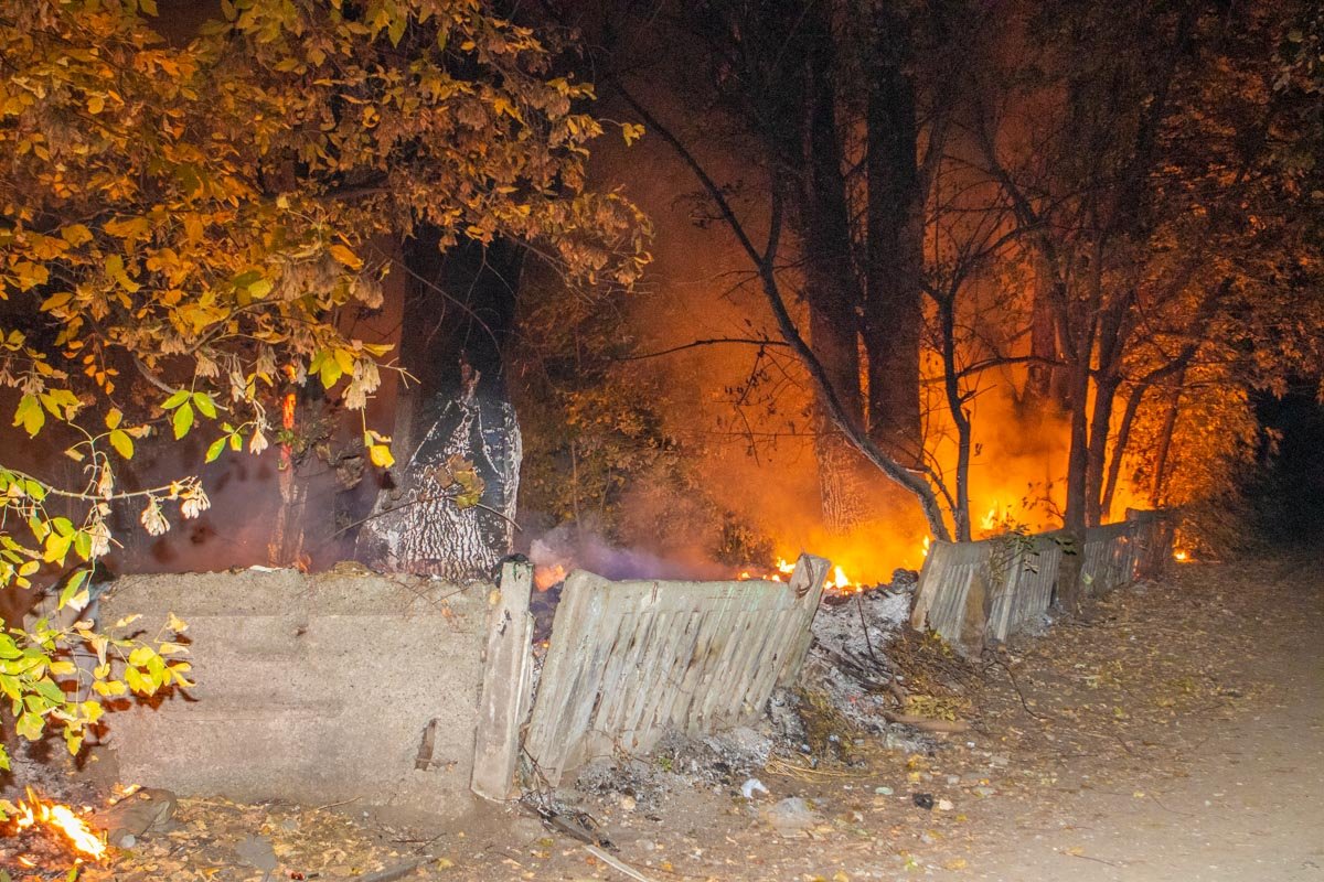 В субботу, 28 сентября, на улице Котляревского горела заброшенная территория