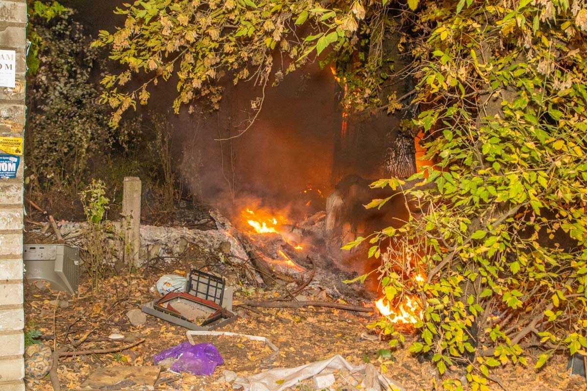 По словам полиции, данная стихийная свалка горит тут часто