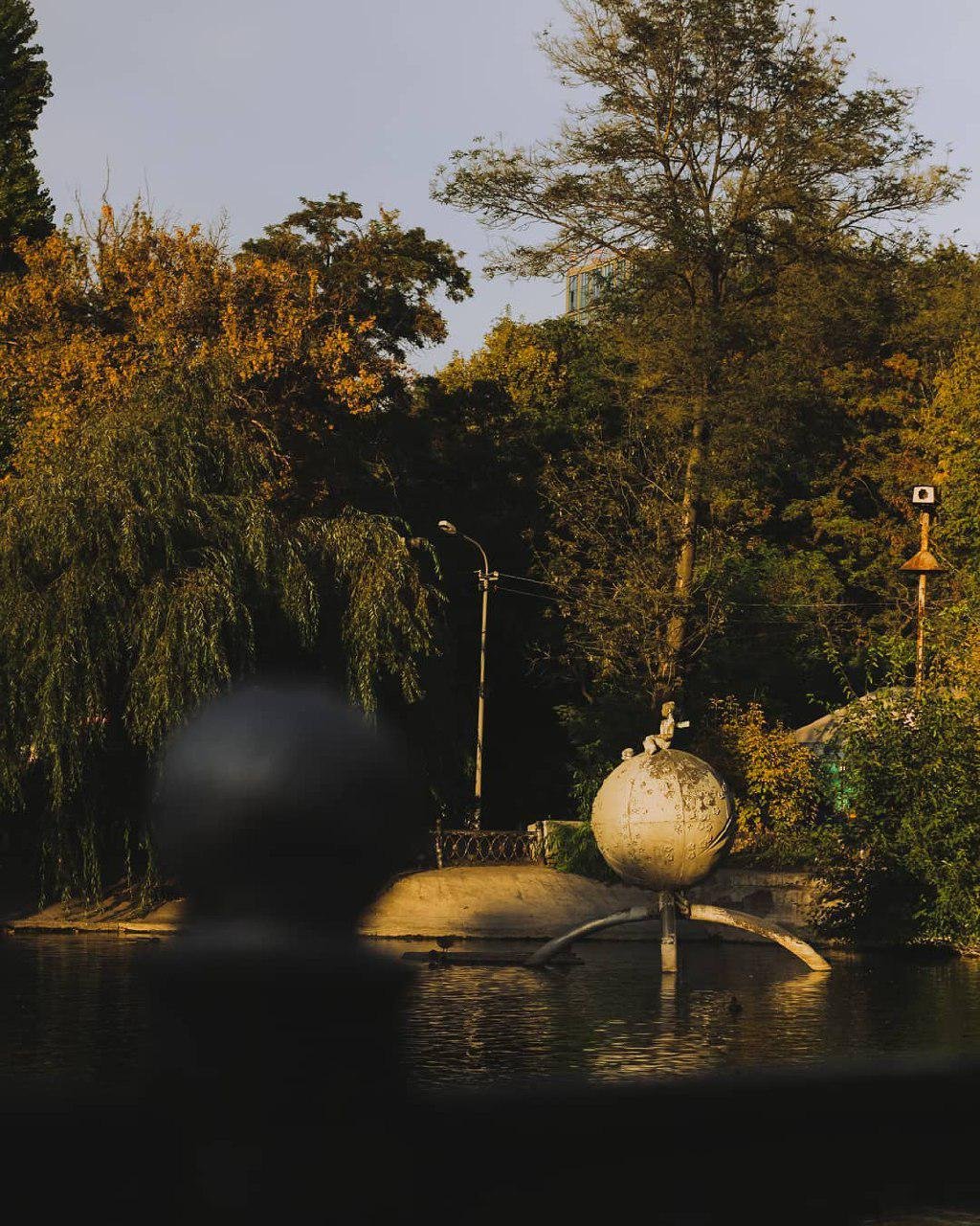 Среди людей тоже бывает одиноко. Фото: endryu.creator