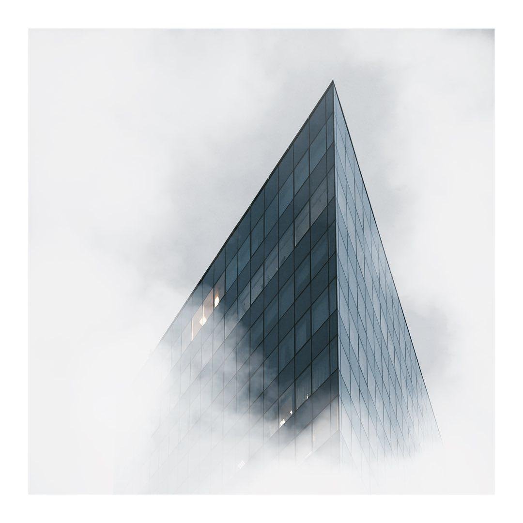 Вершина здания теряется в потоке разорванных белых туч. Фото: artemlazarev_ph