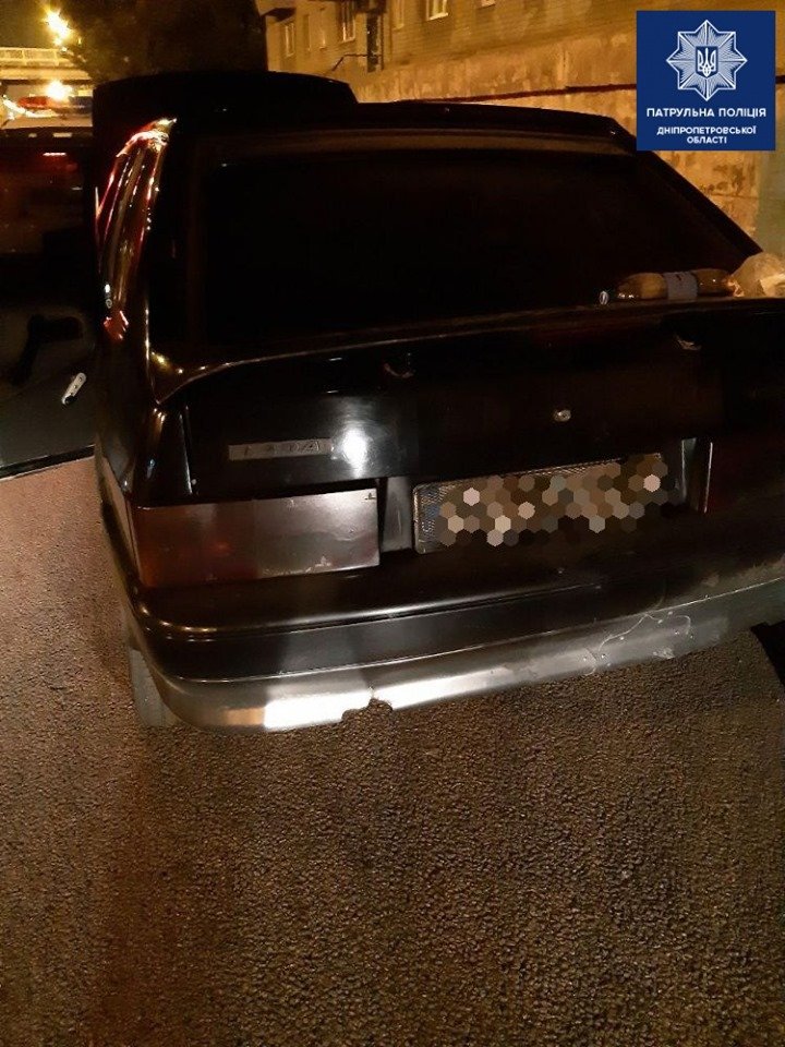 Черную Lada остановили из-за того, что номерной знак автомобиля был закрыт Черную Lada остановили из-за того, что номерной знак автомобиля был закрыт