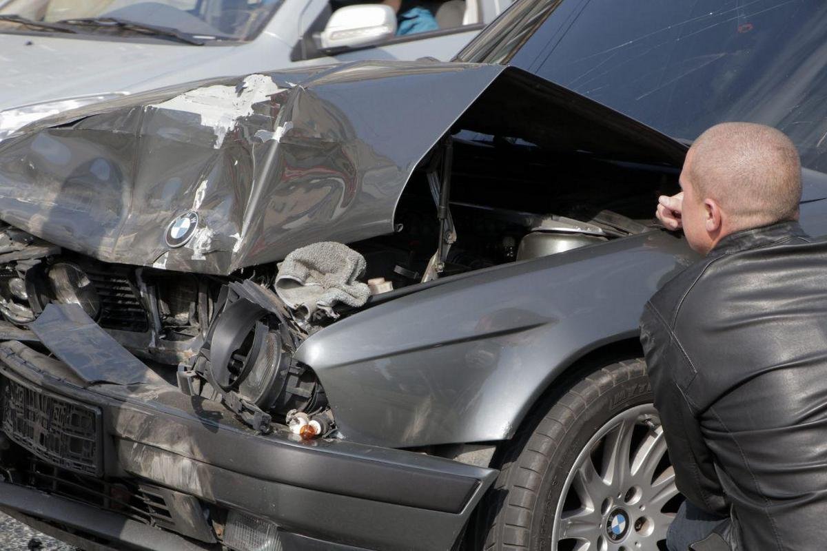 Столкнулись BMW и Kia