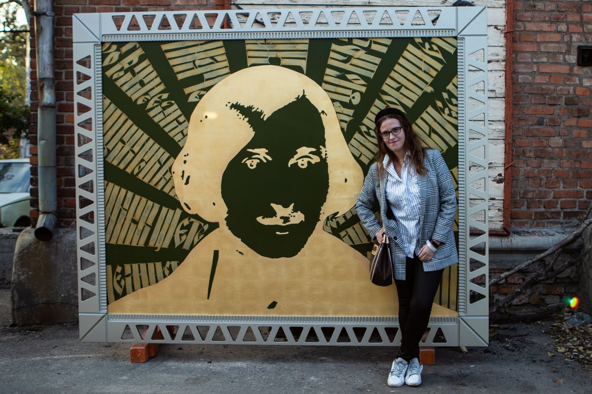 Позолоченный Николай Васильевич встретит вас прямиком у входа Позолоченный Николай Васильевич встретит вас прямиком у входа