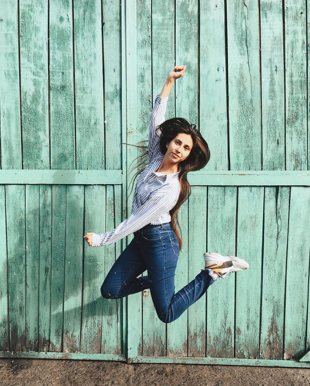 Приходится улыбаться и прыгать одновременно 