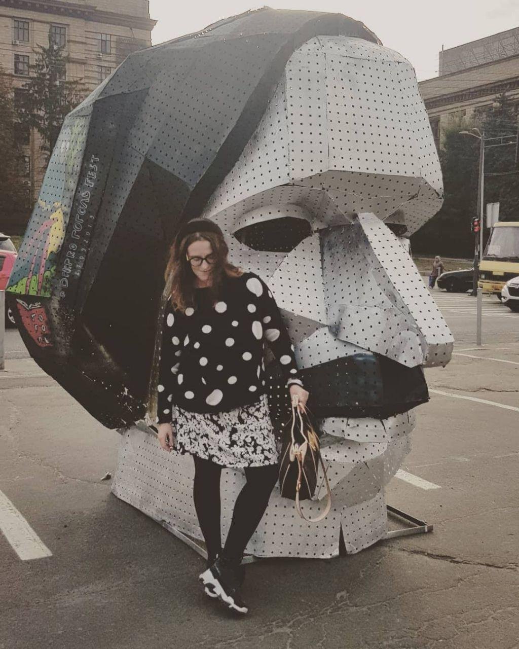 На асфальте явно что-то есть