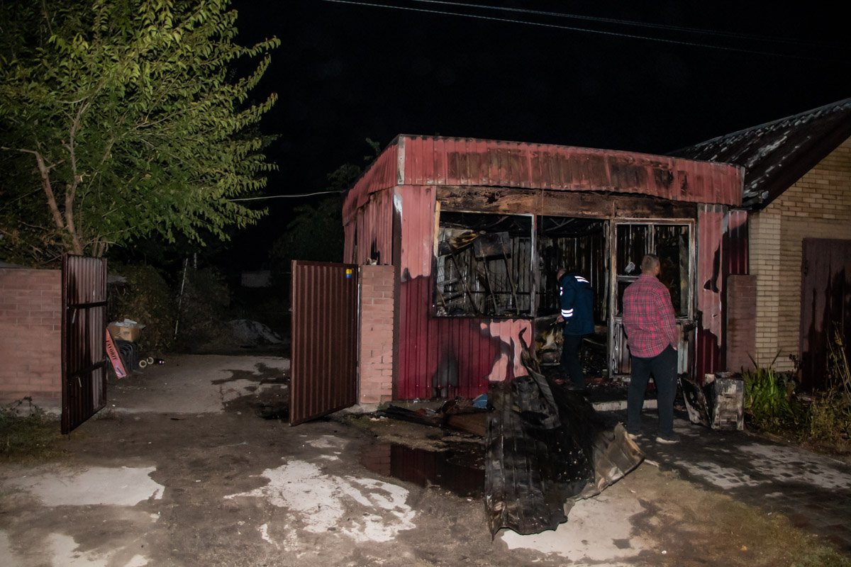 Спасатели сделали все, чтобы пламя не перебросилось на жилой дом