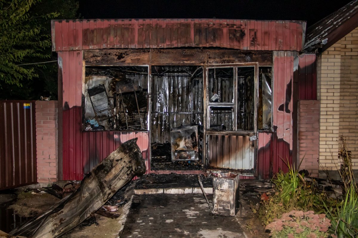 Огонь уничтожил все, что находилось внутри магазина