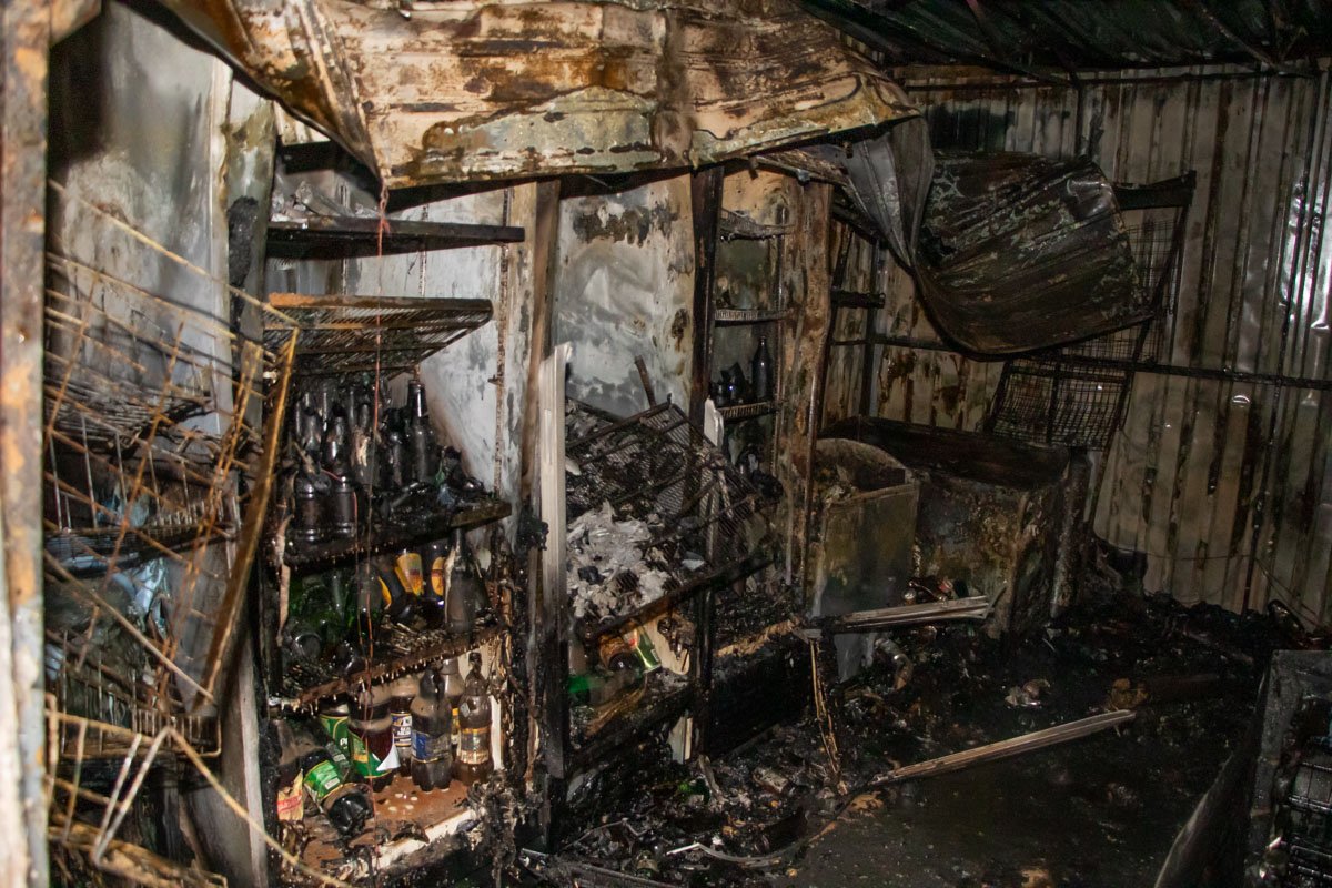 Что могло стать причиной пожара в небольшом магазине предстоит выяснить правоохранителям