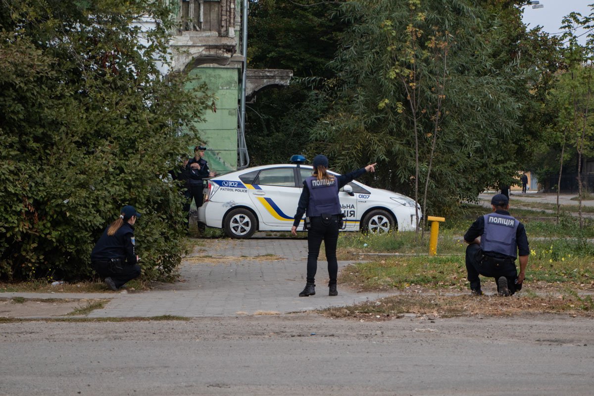 Патрульные окружили здание и перекрыли все возможные пути отхода Патрульные окружили здание и перекрыли все возможные пути отхода