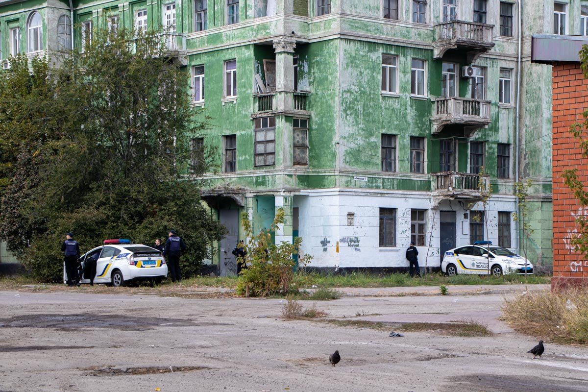 Вероятный преступник забаррикадировался на первом этаже дома Вероятный преступник забаррикадировался на первом этаже дома