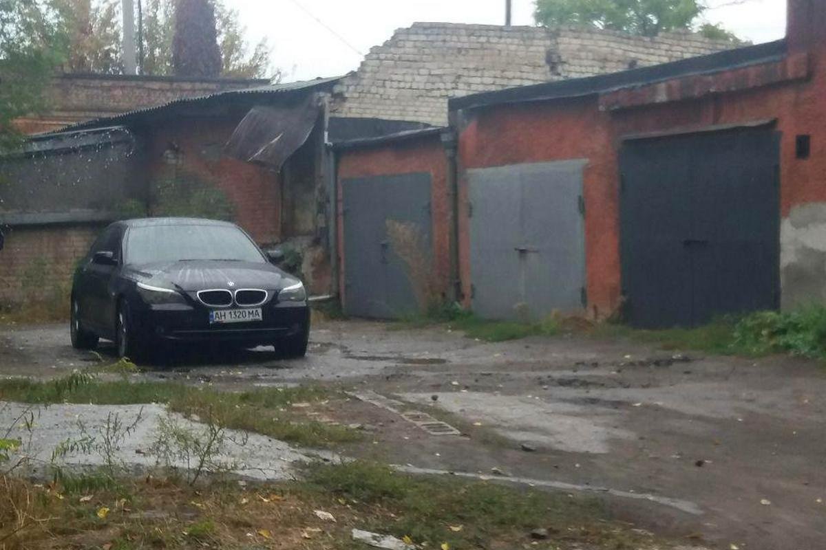 BMW злоумышленник бросил во дворе дома на Универсальной BMW злоумышленник бросил во дворе дома на Универсальной