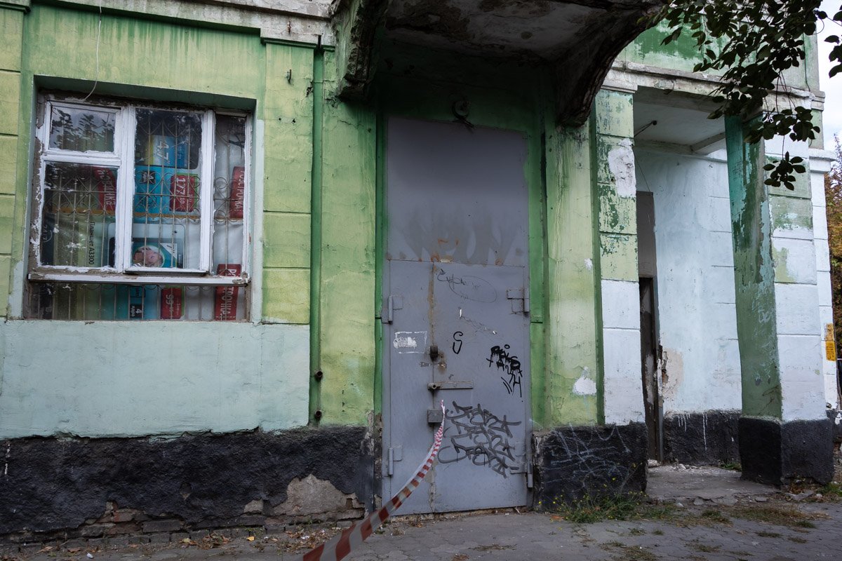 На первом этаже дома находится нежилое помещение. Раньше там был магазин На первом этаже дома находится нежилое помещение. Раньше там был магазин