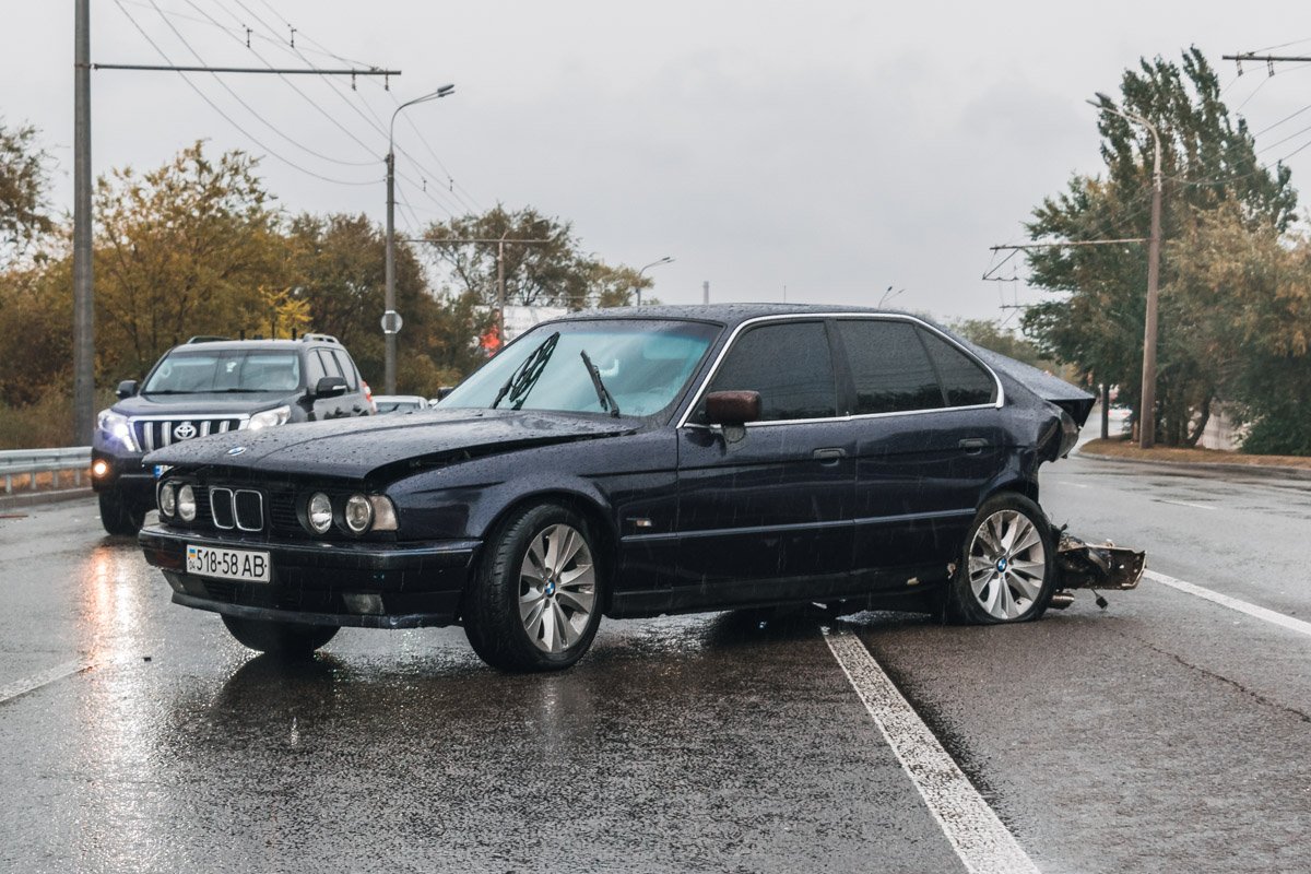 BMW влетел в отбойник