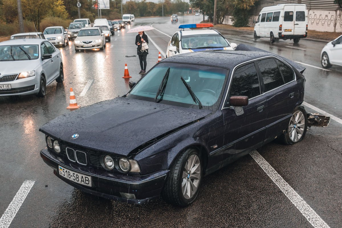 Машину отбросило на середину дороги