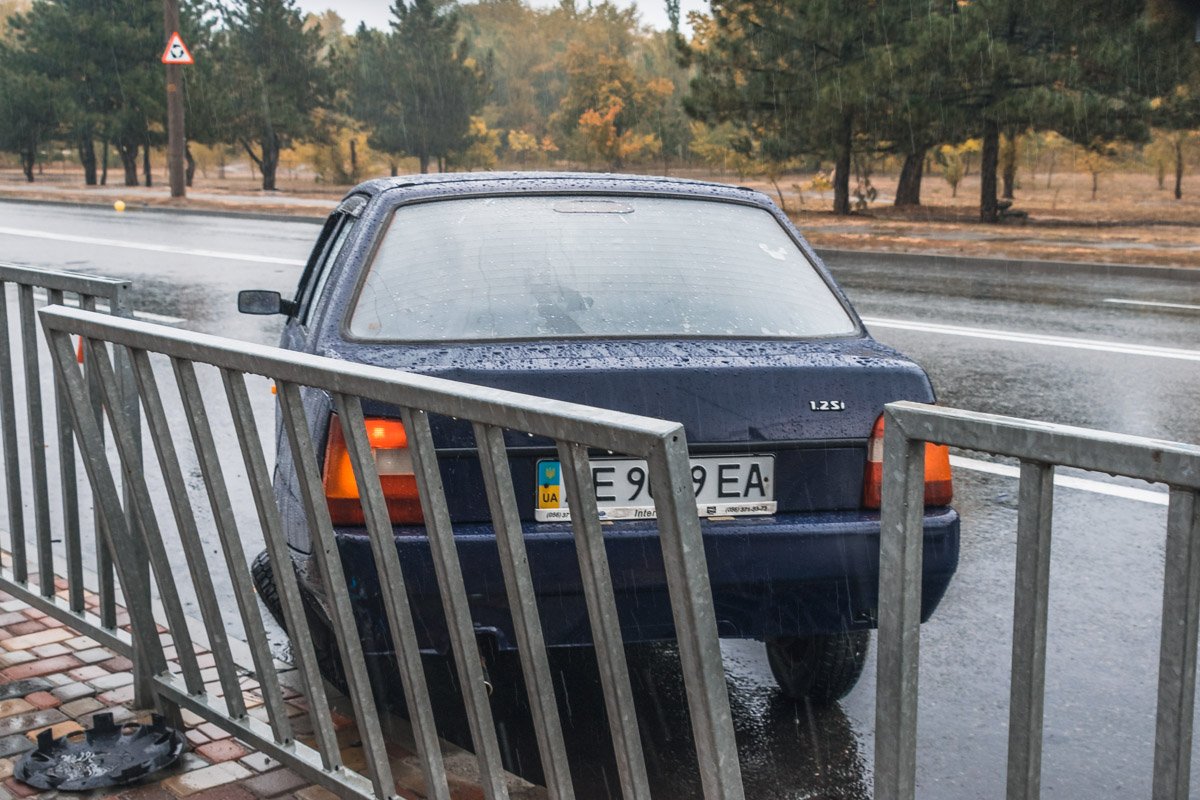 Славута въехала в ограждение Славута въехала в ограждение