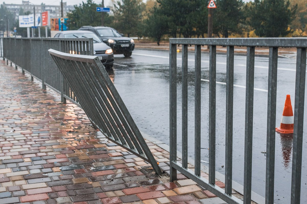 Ограждение покосилось Ограждение покосилось