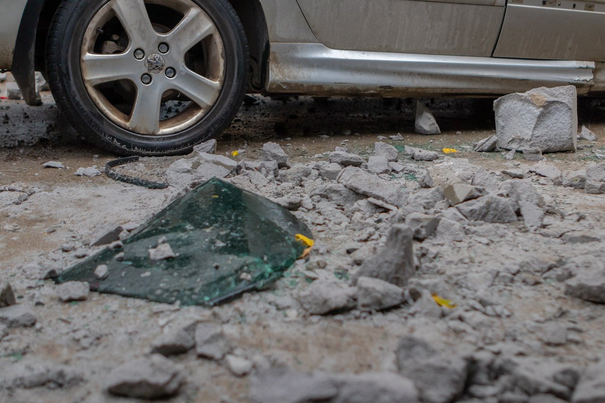 Со слов очевидцев, часть стены упала с крыши