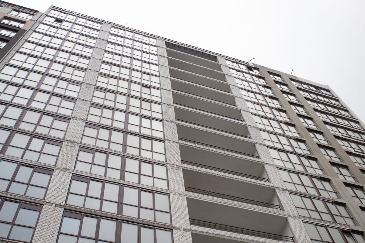 Откуда именно упала часть стены - неизвестно