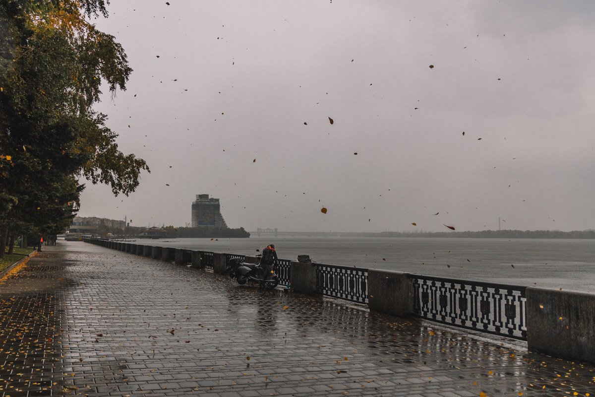 Все чаще срываются листья