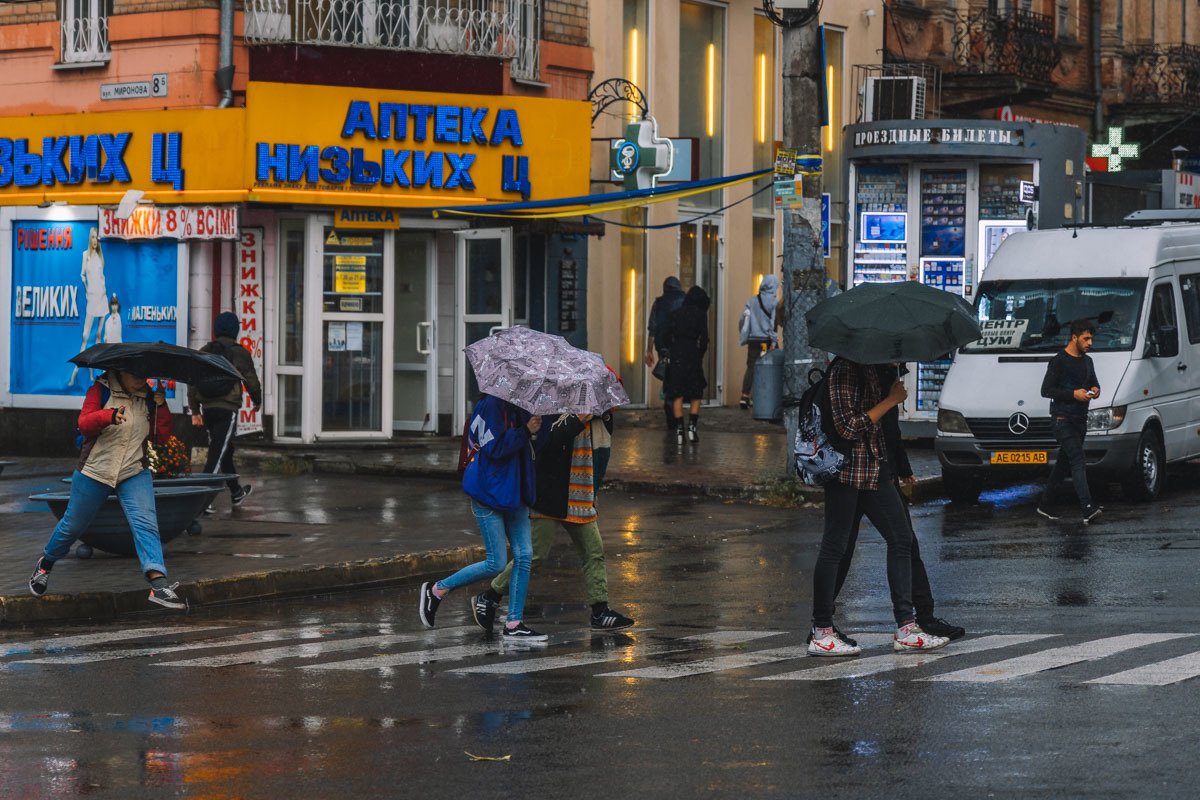 Не забывайте выглядывать из зонтиков и смотреть по сторонам