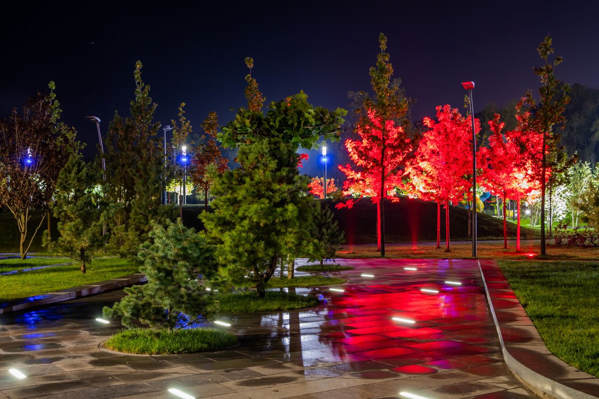 Осенний ливень умыл сквер холодной водой Осенний ливень умыл сквер холодной водой