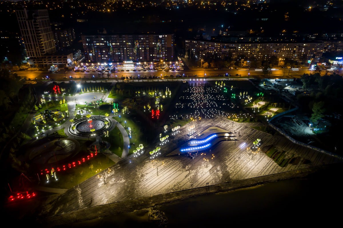 Огни домов постепенно угасают Огни домов постепенно угасают