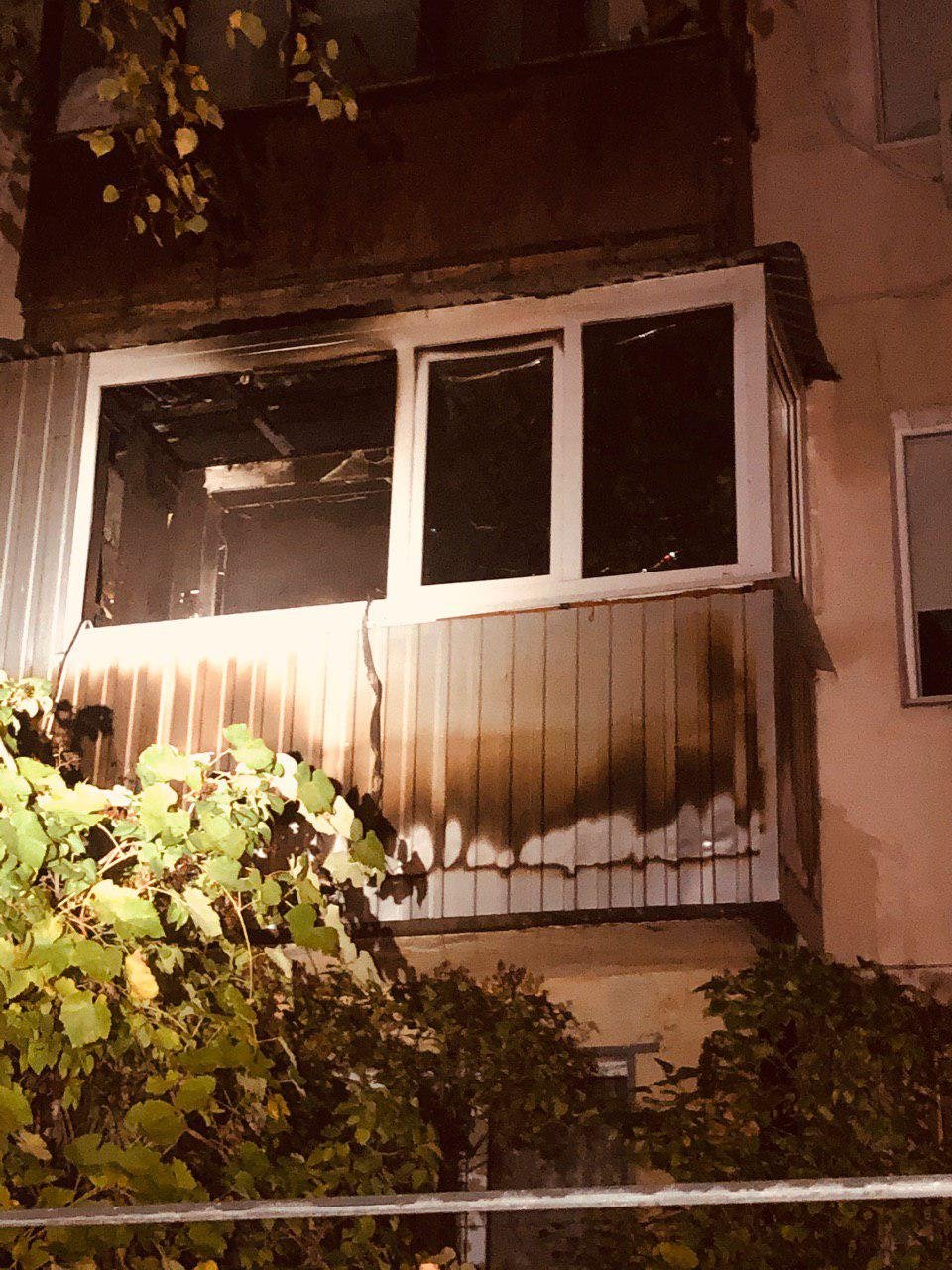 На проспекте Петра Калнышевского горел балкон на втором этаже