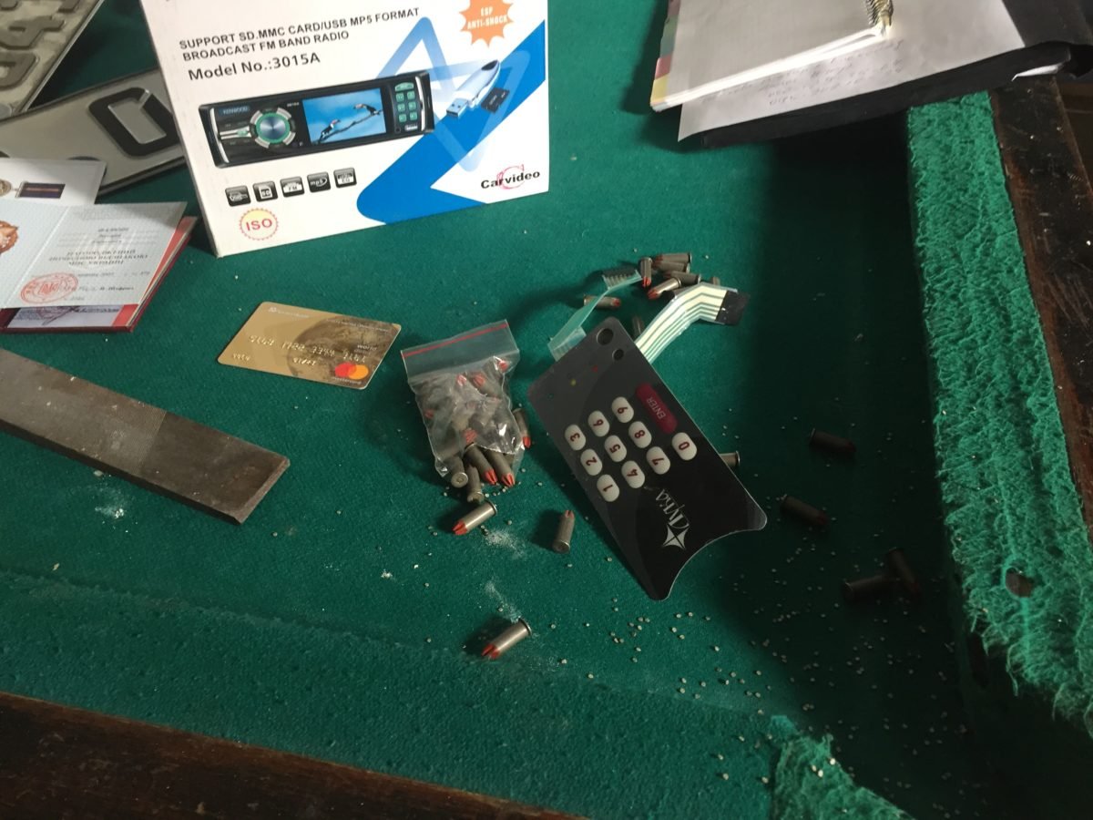 Обыски провели в подсобном помещении, гараже, квартире и автомобиле подозреваемого