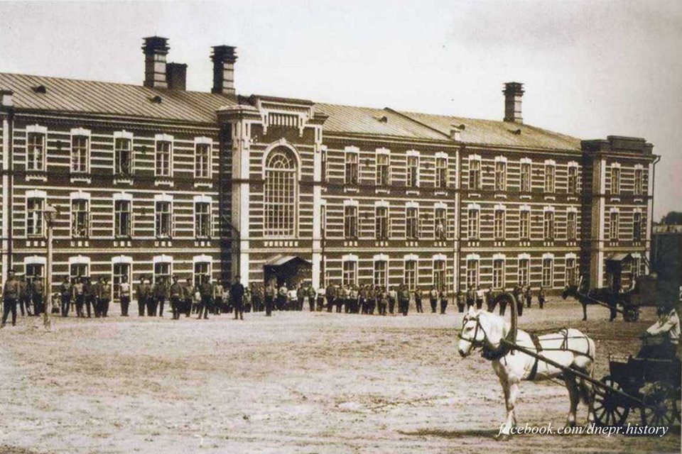В 1903 году городские власти приняли решение о строительстве комплекса казарм В 1903 году городские власти приняли решение о строительстве комплекса казарм