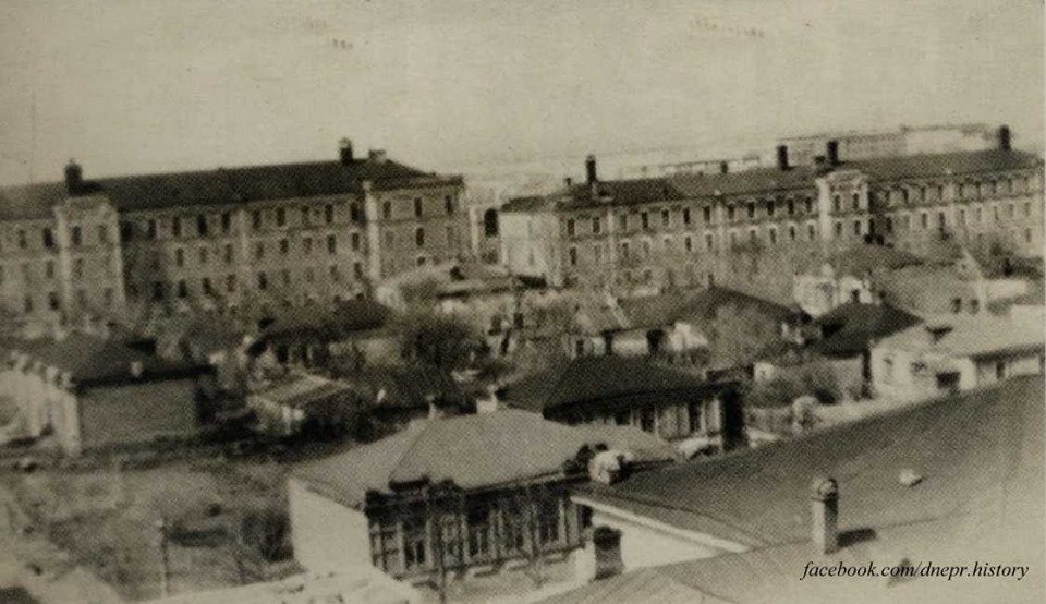 Крупный участок позволял разместить полноценный казарменный комплекс со всеми необходимыми корпусами Крупный участок позволял разместить полноценный казарменный комплекс со всеми необходимыми корпусами