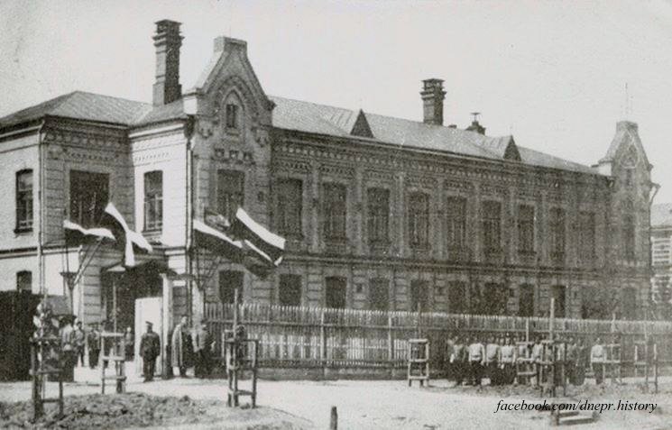 Строительство началось в 1905 году, и уже через два года в строй ввели казарму 1-го батальона Строительство началось в 1905 году, и уже через два года в строй ввели казарму 1-го батальона