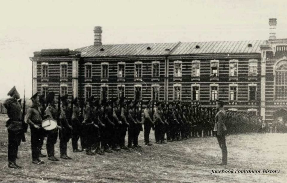 В 1908-09 годах отстроили еще две батальонные казармы со вспомогательными корпусами В 1908-09 годах отстроили еще две батальонные казармы со вспомогательными корпусами
