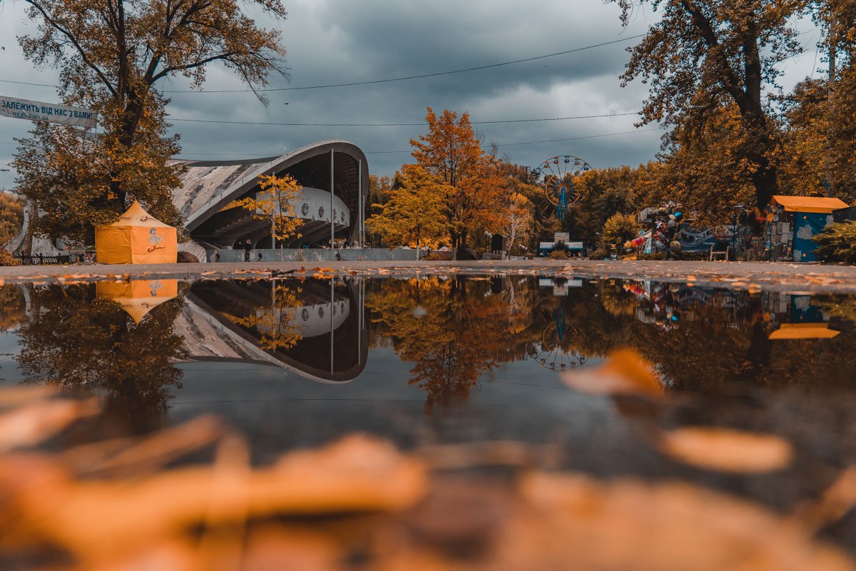 октябрьский воздух в форточку течет,