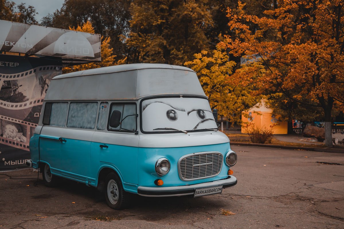 железо крыш на выцветших домах