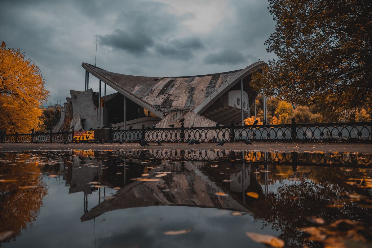 Уже дома пустеют до зари, листва -- внизу, и только ветер дует,