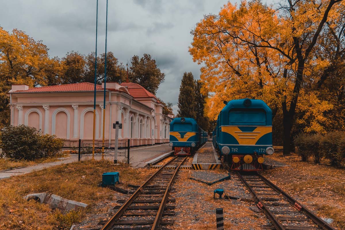 не раз, не два холодною водой, и подворотни дышат пустотой.