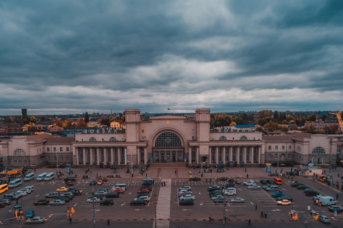 Теперь все позже гаснут фонари, неясный свет октябрьской зари