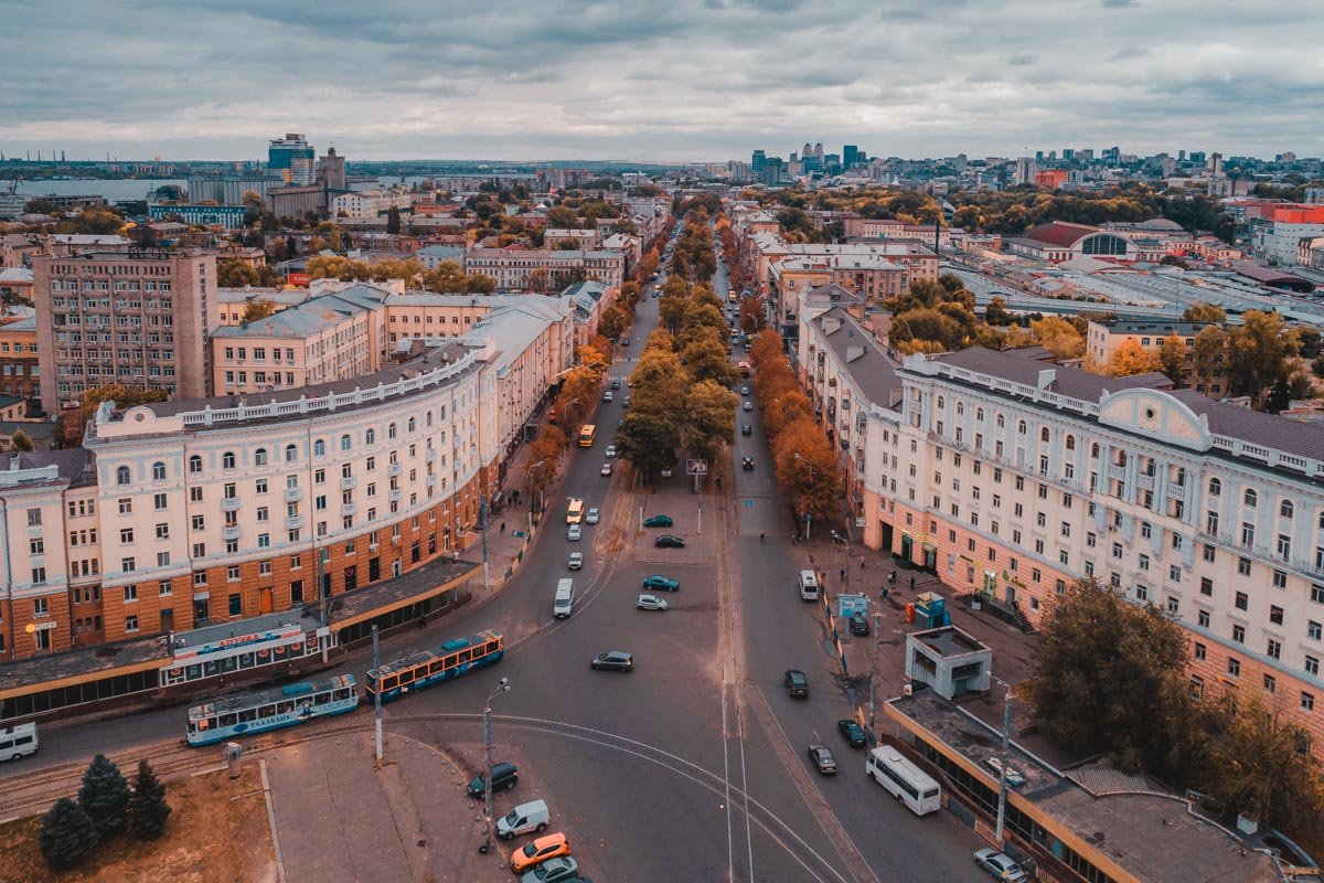 не заполняет мерзлые предместья, и все ползет по фабрикам туман,