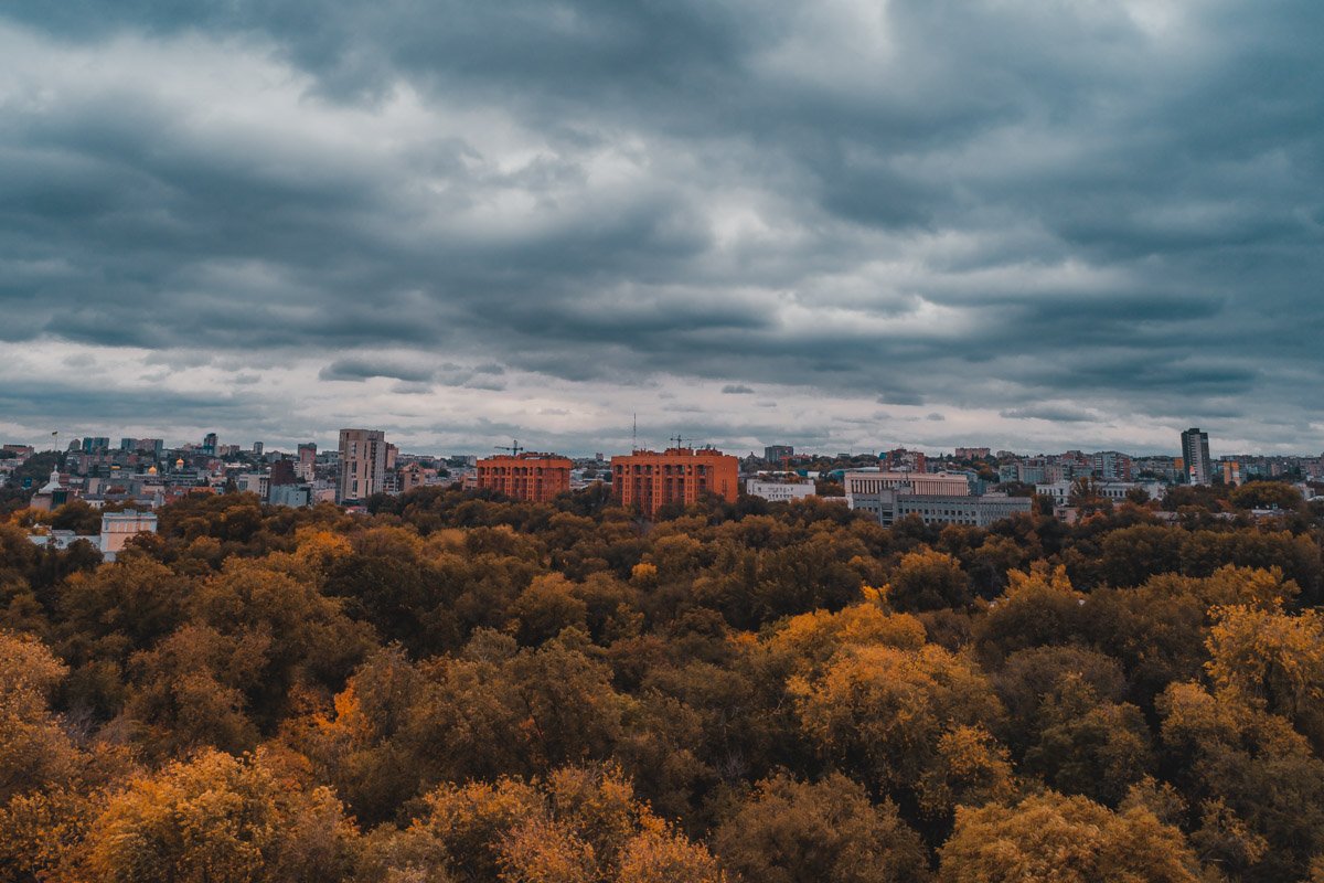 и тарахтя и стеклами, и жестью, трамваи проезжают по домам.