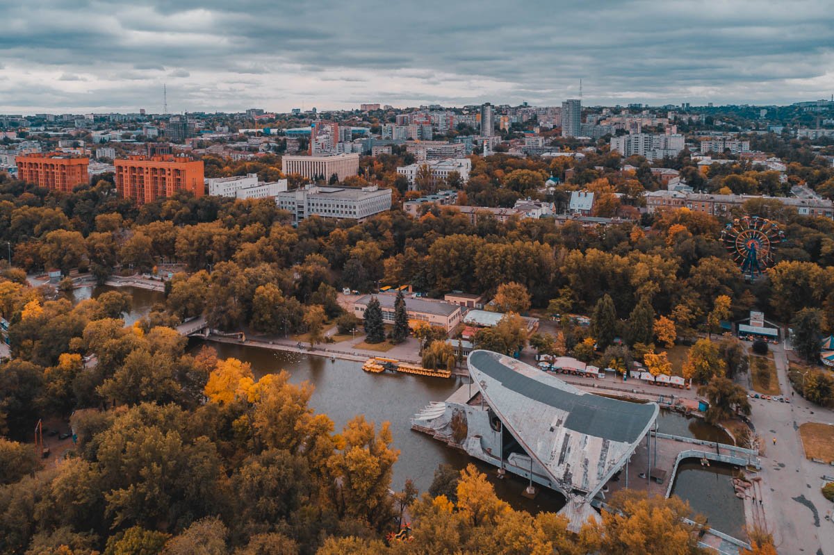 в осенние недели в октябре, -- мне радостно их чувствовать и слышать,