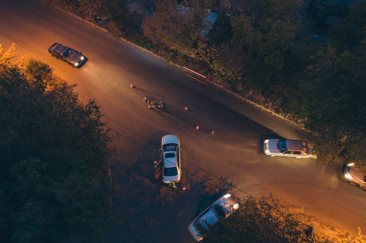 В Днепре на Отечественной столкнулись Honda и мотоцикл: движение затруднено 1