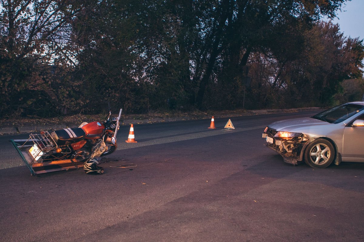 В Днепре на Отечественной столкнулись Honda и мотоцикл: движение затруднено 2