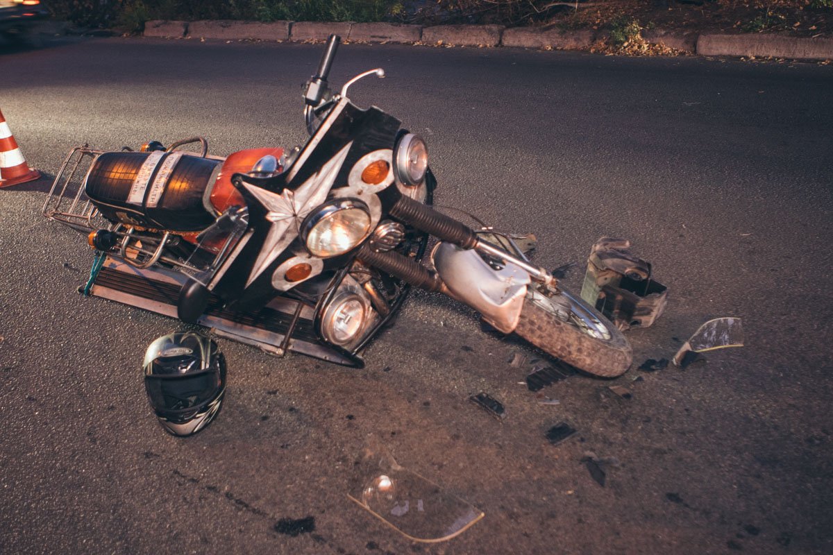 В Днепре на Отечественной столкнулись Honda и мотоцикл: движение затруднено 3