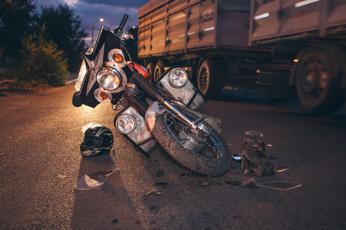 В Днепре на Отечественной столкнулись Honda и мотоцикл: движение затруднено 4