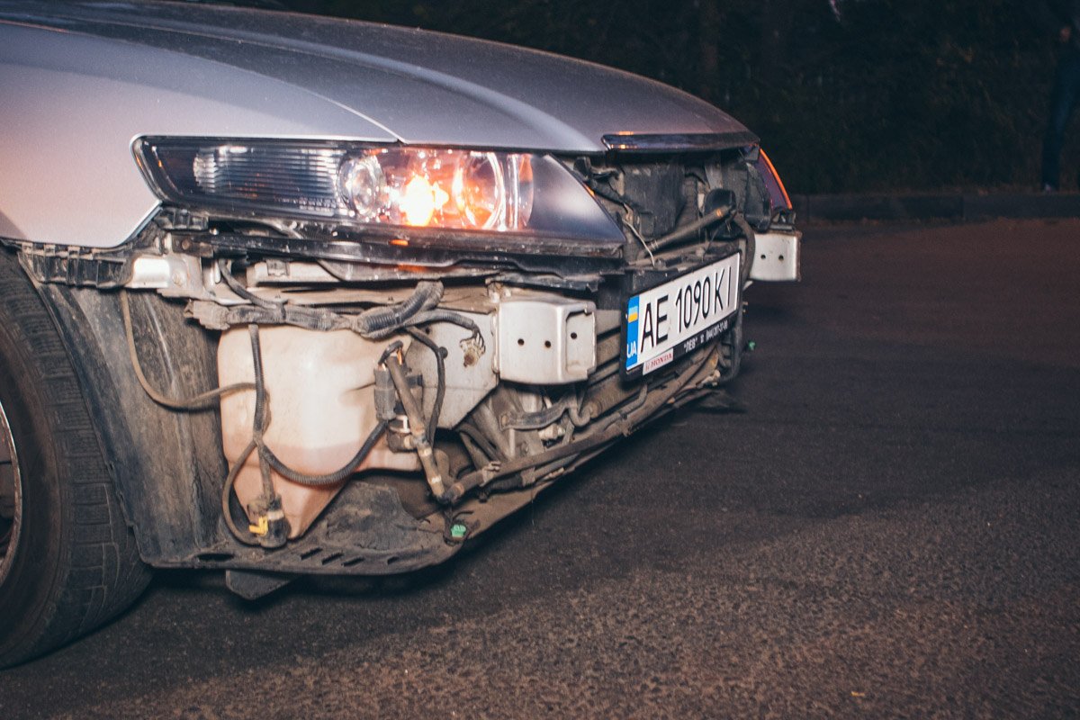 В Днепре на Отечественной столкнулись Honda и мотоцикл: движение затруднено 5