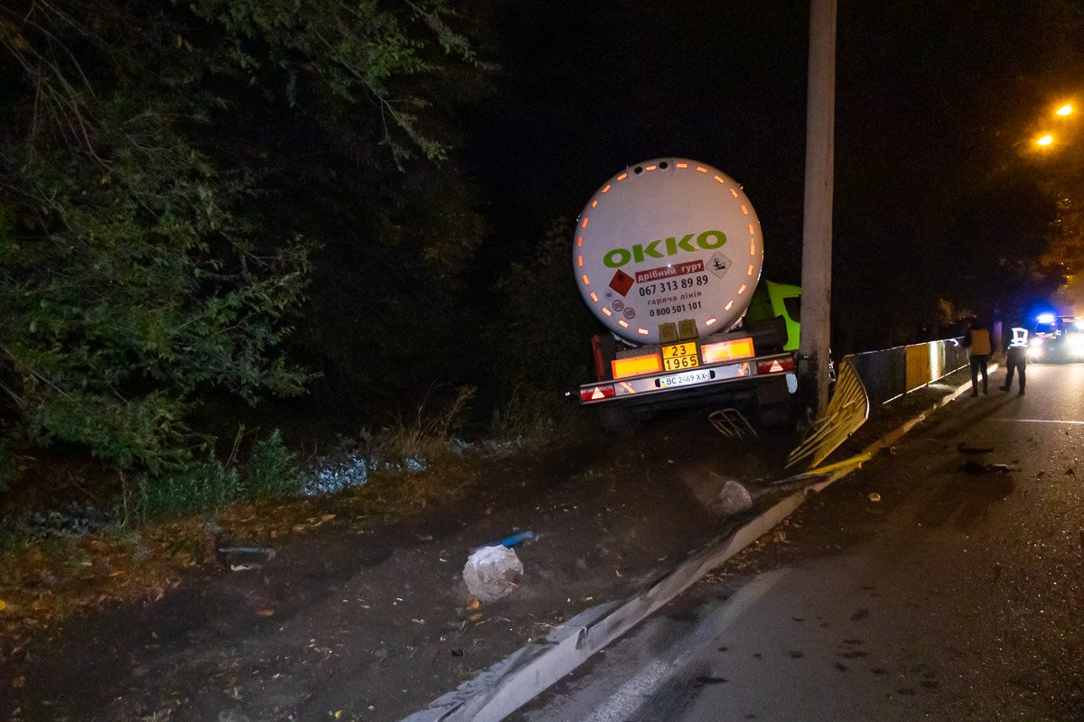 На проспекте Слобожанском фура груженая газом пропаном снесла забор и вылетела с дороги На проспекте Слобожанском фура груженая газом пропаном снесла забор и вылетела с дороги