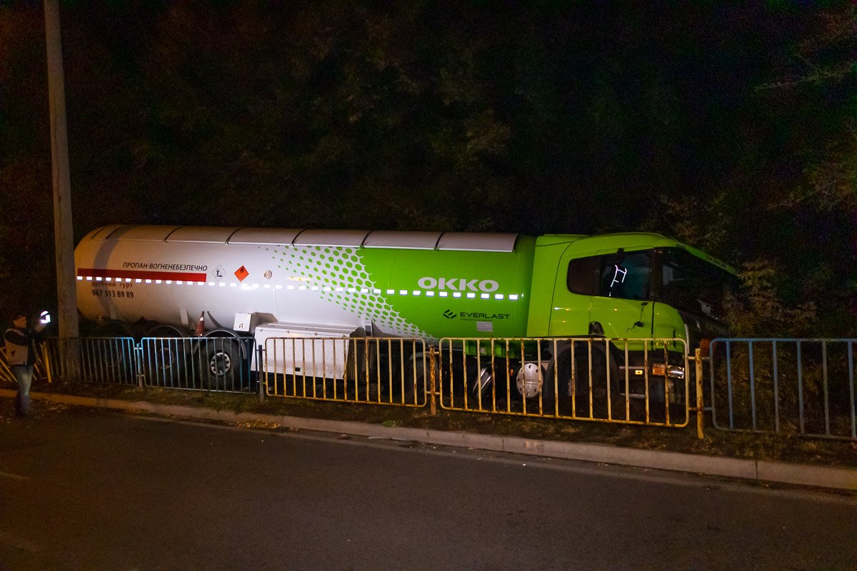 Пересекши все полосы и не зацепив никого из других участников движения, он снес оградительный забор Пересекши все полосы и не зацепив никого из других участников движения, он снес оградительный забор