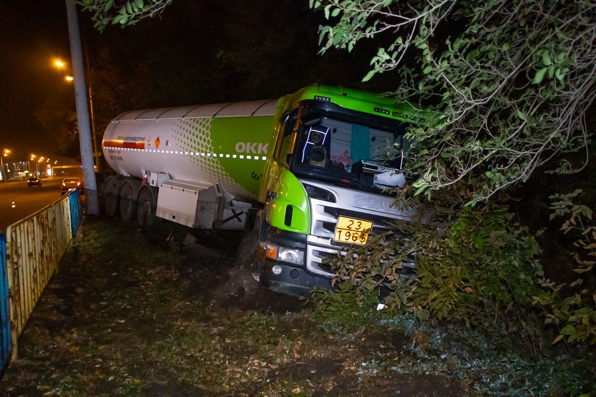 Прицепная цистерна была полностью заполнена газом пропаном Прицепная цистерна была полностью заполнена газом пропаном